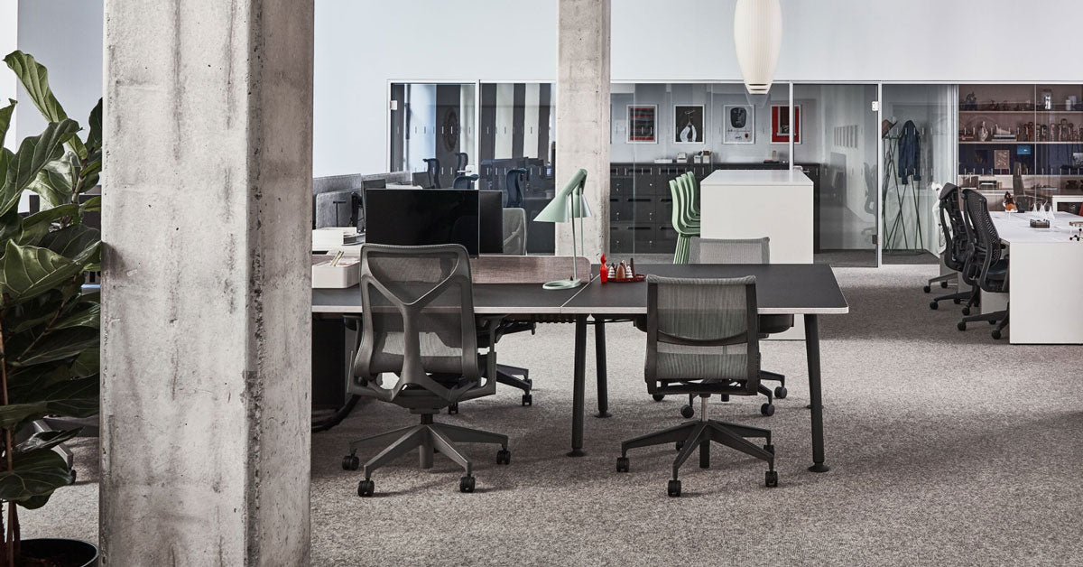 Inde i showroomet i Paris med Herman Miller-kontorstole Cosm, Setu og Embody i forskellige konfigurationer med skriveborde.