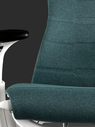 Närbild av en blå och vit Embody-spelstol från Herman Miller, som visar tygets struktur och finish.