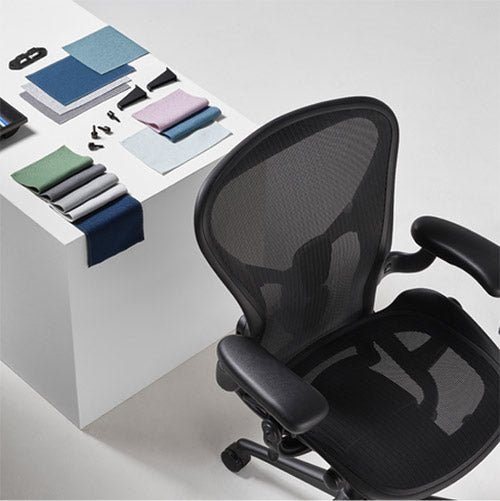 Kontorsstol Herman Miller Aeron i grafit med hållbara material i konstruktionen