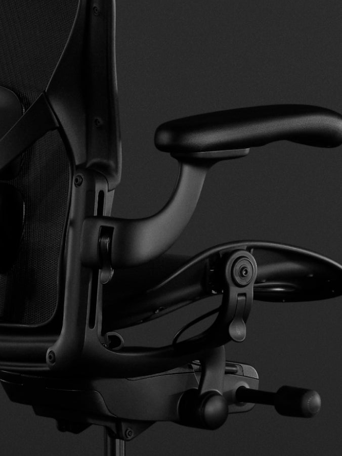 Sidovy av en svart Aeron-spelstol från Herman Miller, som visar lutningsfunktionen.