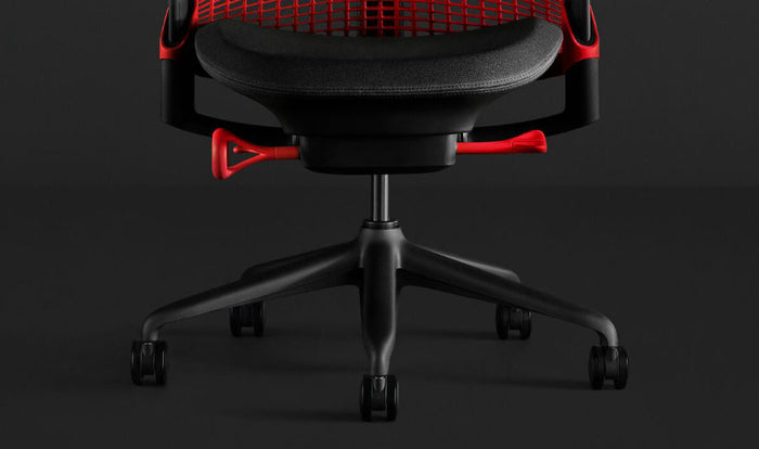 Framifrånvy av en röd och svart Sayl-spelstol från Herman Miller, som visar den svarta ramen och basen.