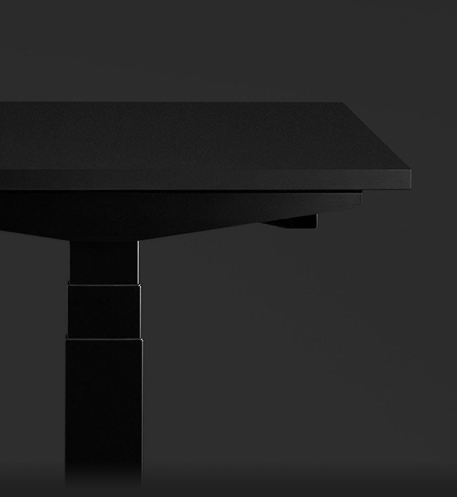 Närbild från sidan av ett svart Nevi-spelbord från Herman Miller, som visar kabelhanteringsfunktionen.
