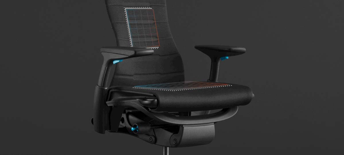 Framifrånvy av en svart och blå Embody-spelstol från Herman Miller, överlagrad med vit grafik som framhäver sitsen och ryggstödet.