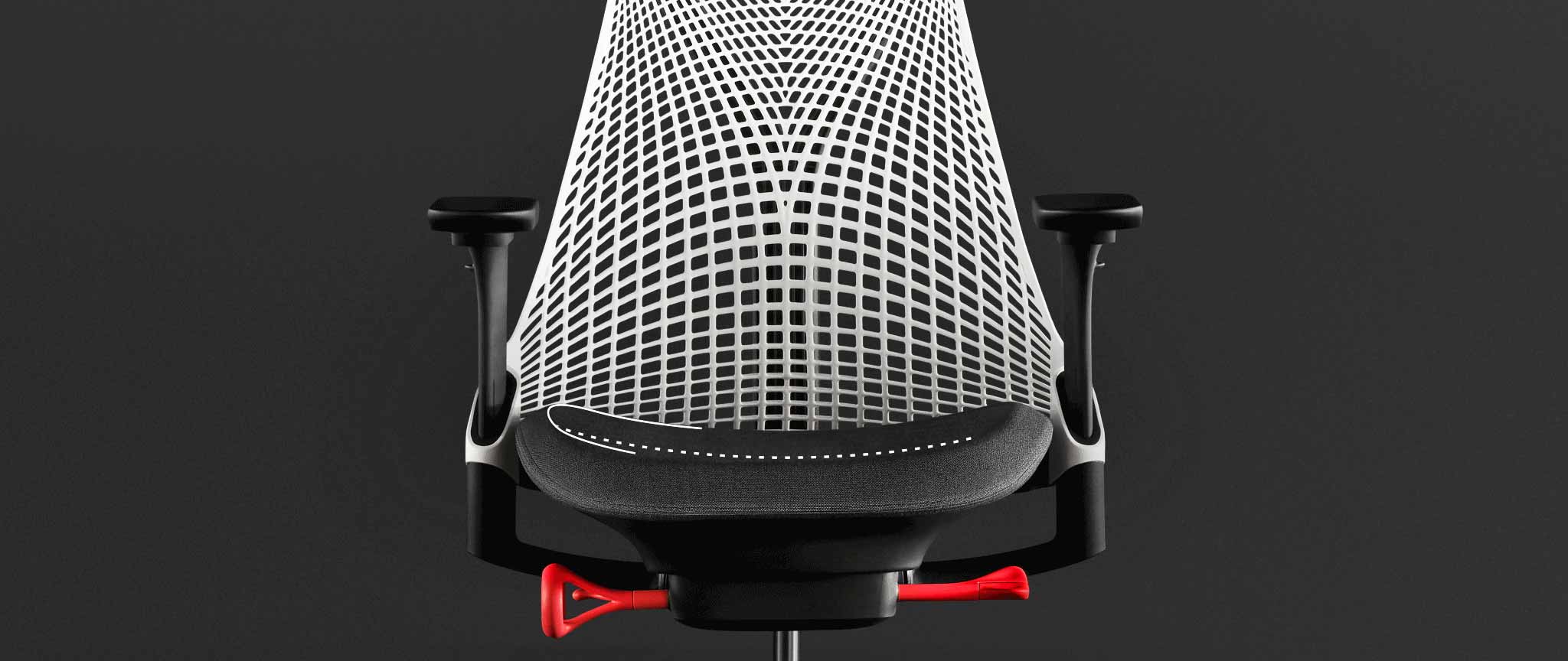 Framifrånvy av en vit och svart Sayl-gamingstol från Herman Miller, överlagrad med vit grafik som framhäver den konturerade sittdynan.