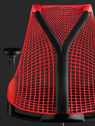 Bakifrån på en röd och svart Sayl-gamingstol från Herman Miller, som visar det Y-formade ryggstödet.