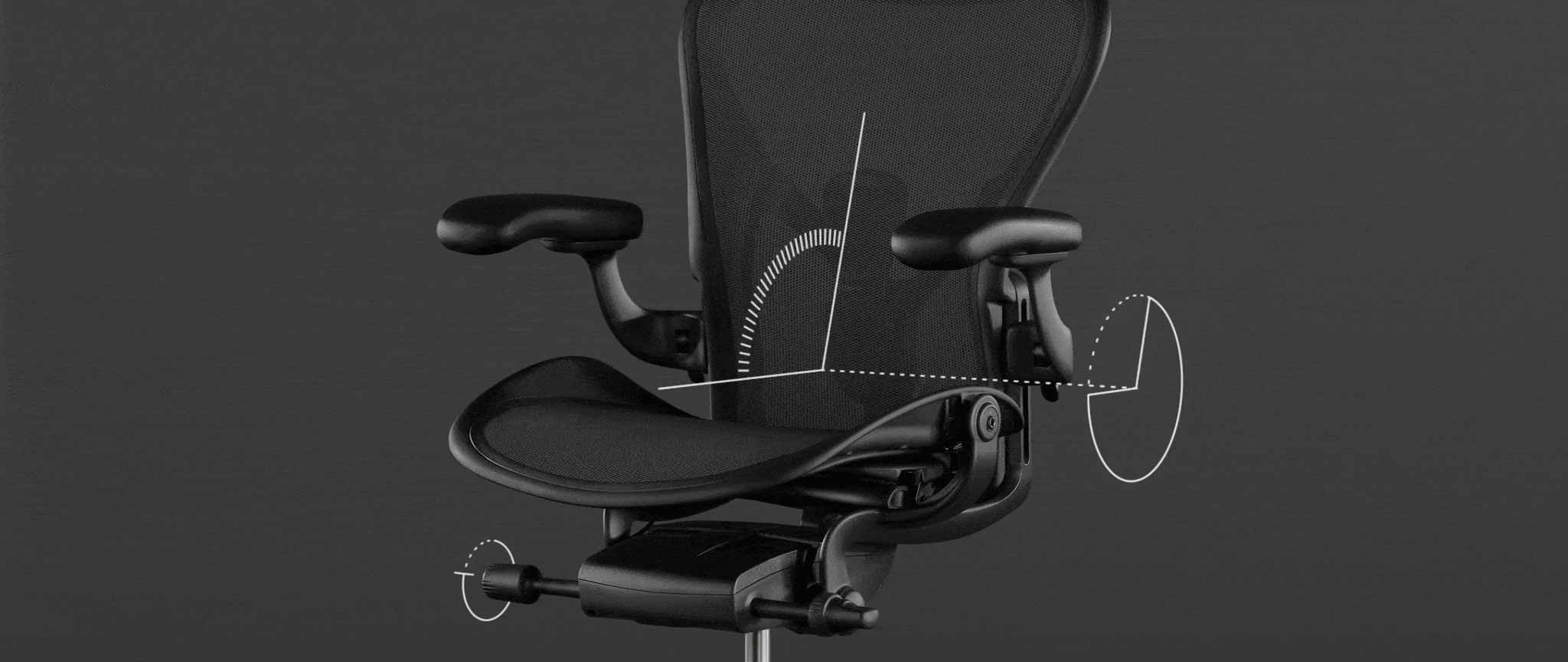 Framifrånvy av en svart Aeron-spelstol från Herman Miller, överlagrad med vit grafik som framhäver lutningsfunktionen.