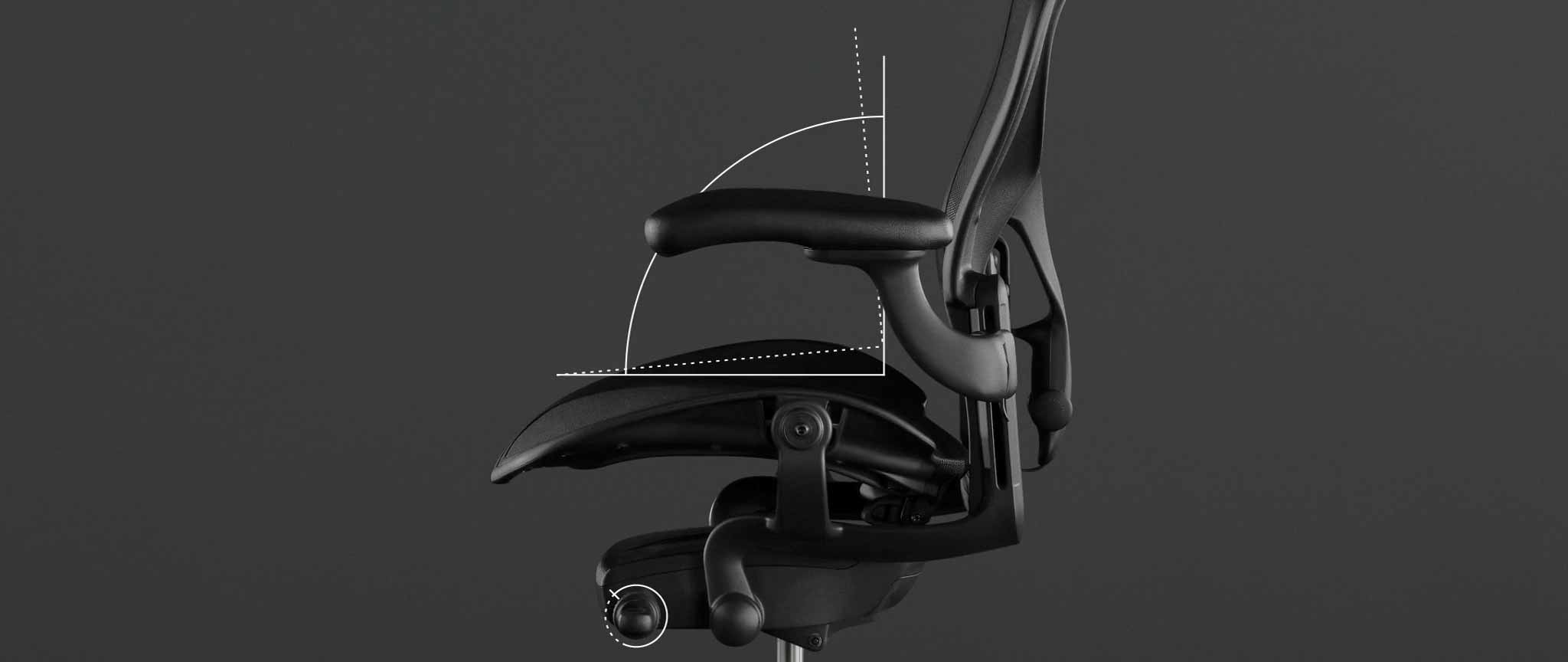 Sidovy av en svart Aeron-spelstol från Herman Miller, överlagrad med vit grafik som framhäver stolens framåtlutade vinkel.