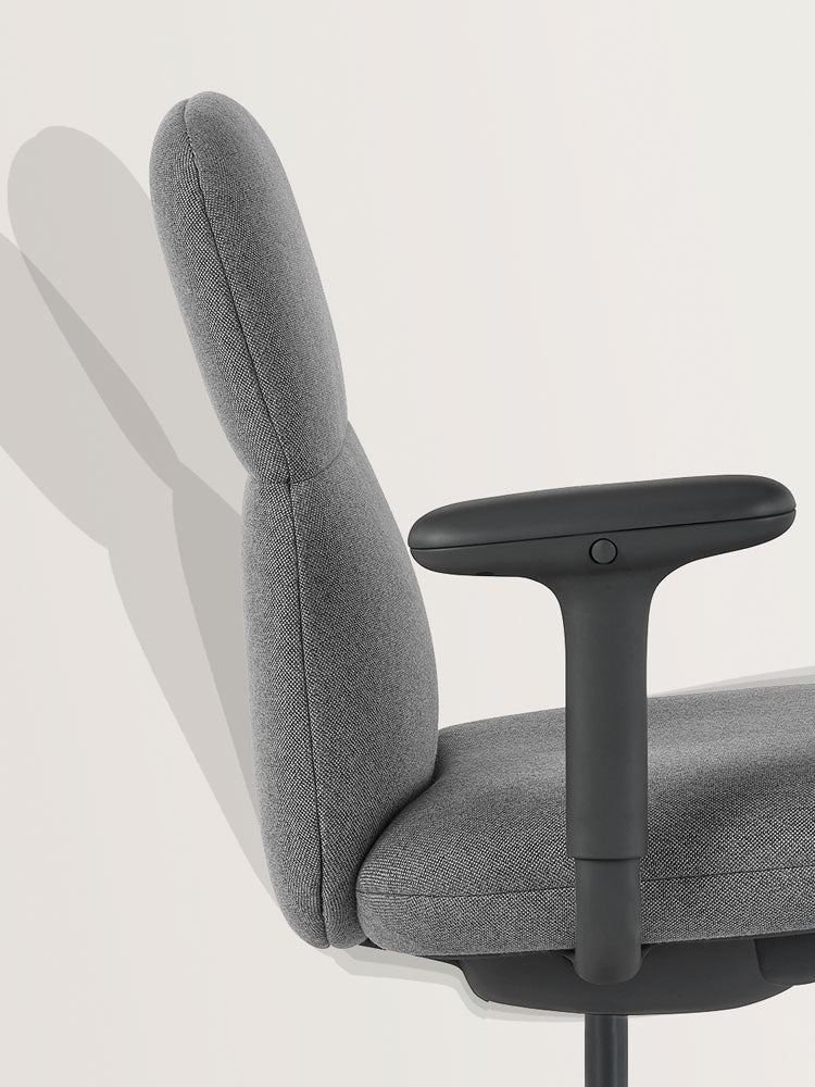 Sidovy av en grå Asari-kontorsstol från Herman Miller, som visar den självjusterande lutningsmekanismen.