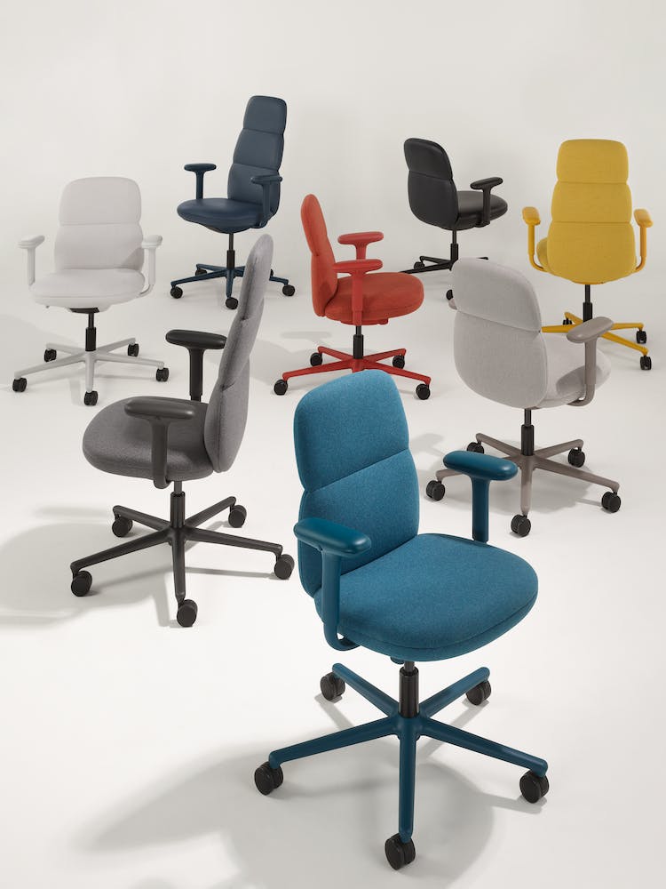 Åtta Herman Miller Asari-kontorsstolar i grått, gult, rött och blått, som visar de tillgängliga färgerna.