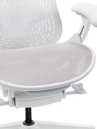 Närbild av en vit Mirra 2-kontorsstol från Herman Miller, som visar det ventilerande fjädrande sätet.