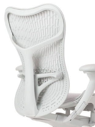 Bakifrånvy av en vit Herman Miller Mirra 2 kontorsstol, som visar ryggstödet.