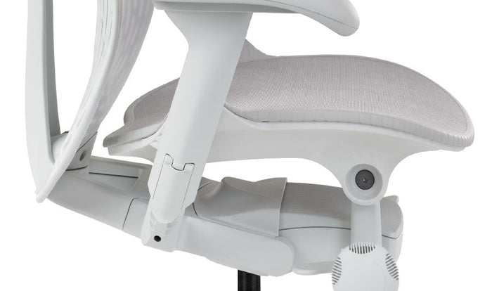 Sidovy av en vit Mirra 2-kontorsstol från Herman Miller, som visar lutningsfunktionen.