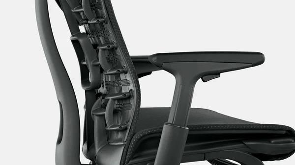 Närbild av en vit och blå Embody-kontorsstol från Herman Miller, som visar ryggstödets baksida.
