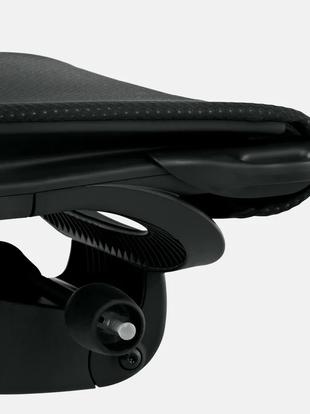 Närbild av en vit och grå Embody-kontorsstol från Herman Miller, som visar lutningsjusteringen.