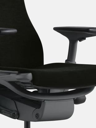 Närbild av en vit och blå Embody-kontorsstol från Herman Miller, som visar det konturerade sätet.