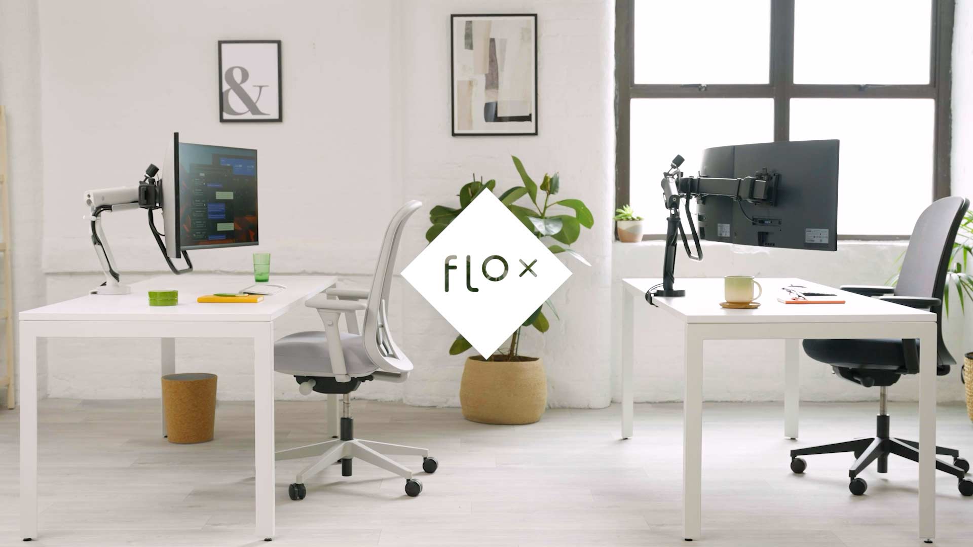 En video som visar en Flo X-monitorarm som används för att hålla en, två eller tre skärmar i en kontorsmiljö.
