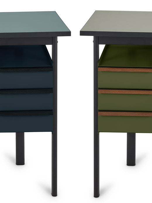 Framifrånvy av två Mode-skrivbord från Herman Miller i blått och grönt, som visar de tillgängliga färgerna.