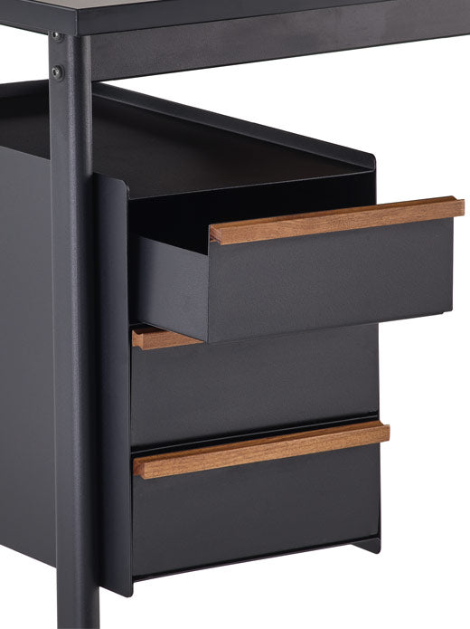 Framifrånvy av ett svart Mode-skrivbord från Herman Miller, som visar de valfria lådsystemen för förvaring i hemmakontoret.