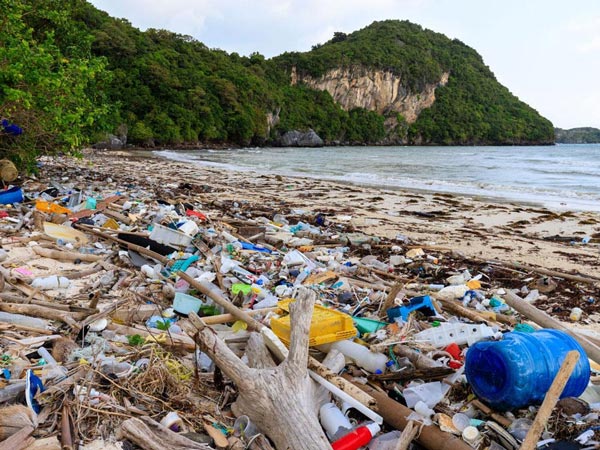 Foto av en strand täckt av plast som visar var Herman Miller återvinner plasten för att använda i nya produkter