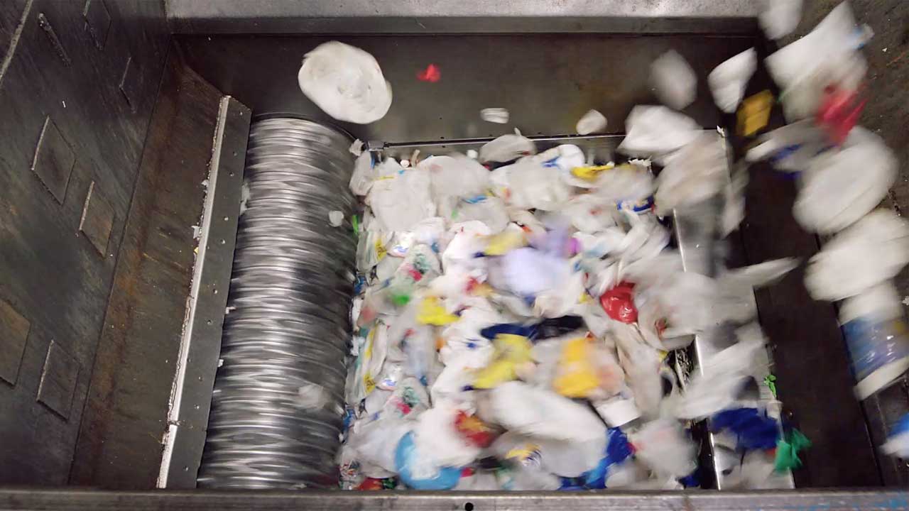 Kort video som visar processen som används hos Herman Miller för att återvinna, sortera, tvätta och omvandla till återanvändbar plast för nya stolar