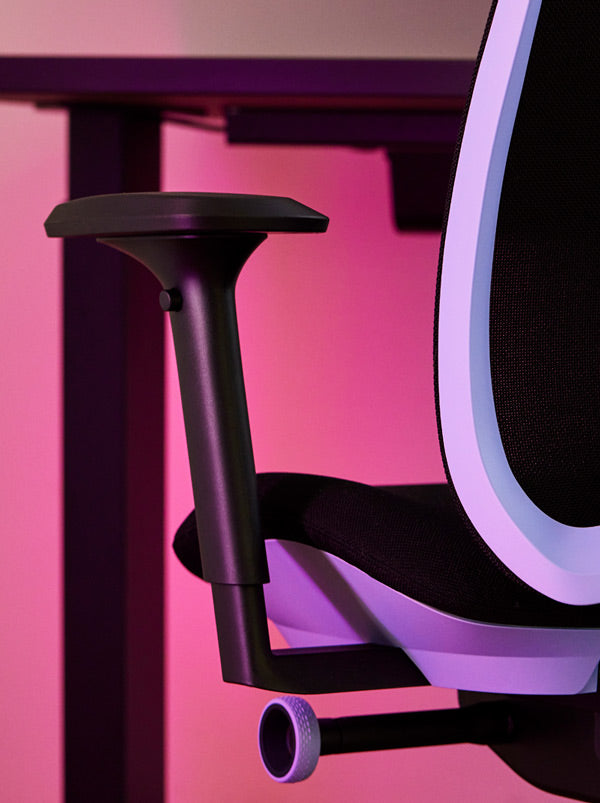 Närbild av en lila och svart Vantum-gamingstol från Herman Miller, som visar armstödet.