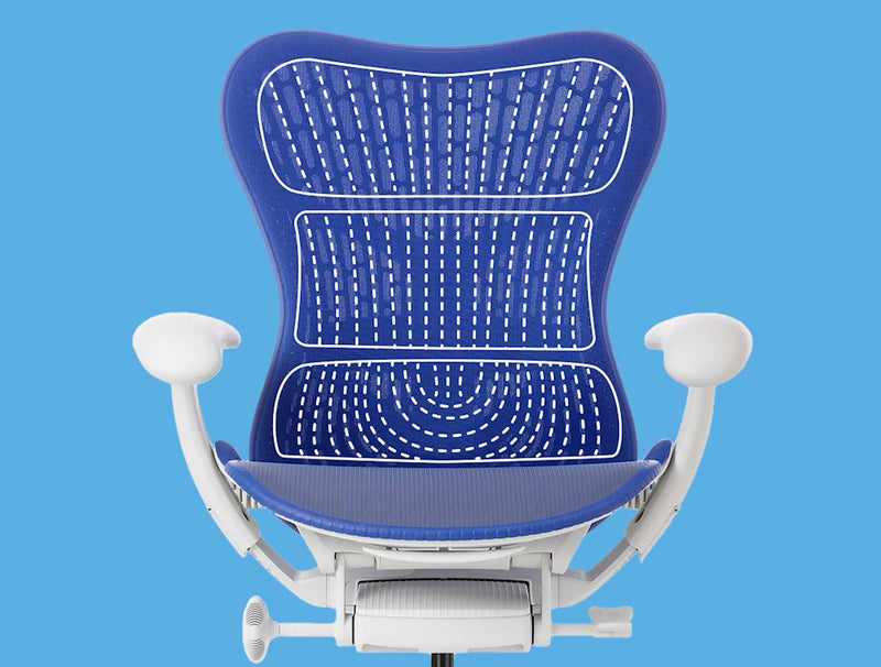 En video av en blå och vit Mirra 2-kontorsstol från Herman Miller, framifrån med vit grafik överlagrad, som framhäver dess ergonomiska ryggstöd.