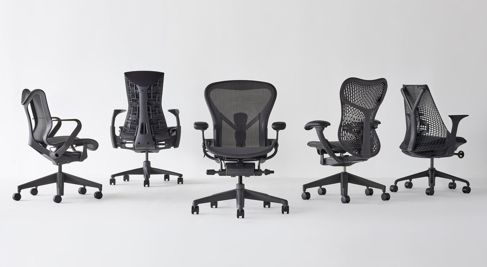 Herman Miller-kontorsstolar för hemmabruk i olika vinklar, alla i grafit, med Cosm med låg rygg, Aeron, Mirra 2 och Lino