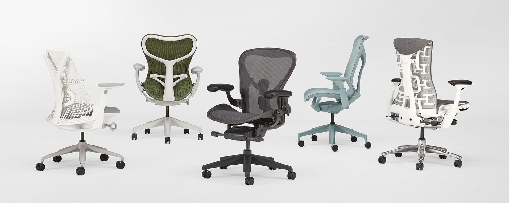 En uppställning med fem ergonomiska kontorsstolar från Herman Miller i en vit studio. Modellerna är Sayl, Mirra 2, Aeron, Cosm och Embody.