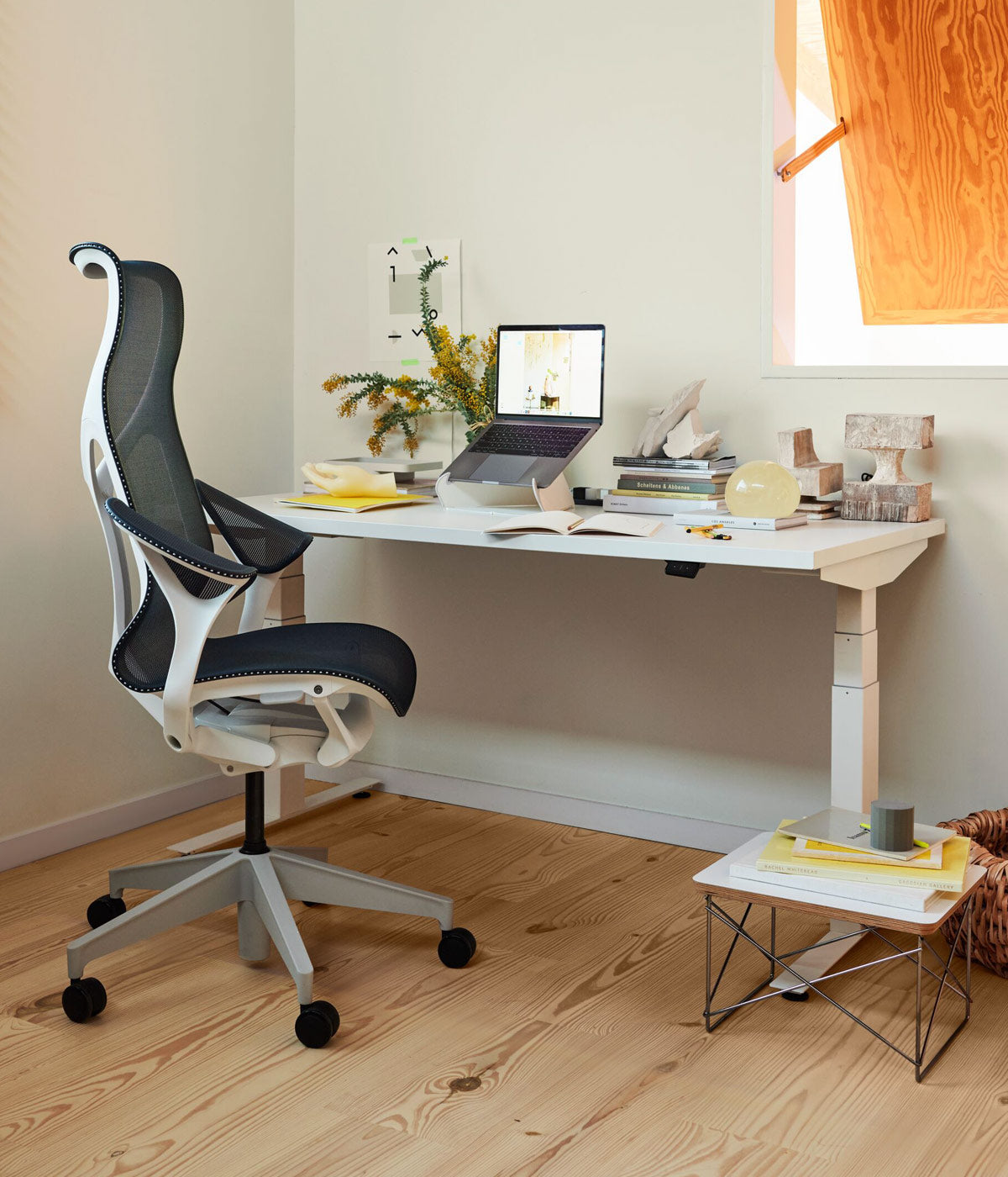 Hemmakontor med Nevi sit-stand-skrivbord i vitt med Cosm hög rygg i alpinvit och nattblått.
