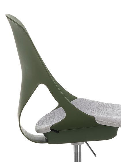 Sidovy av en grön Zeph-kontorsstol från Herman Miller med grå sittdyna, som visar den konturerade sitsen och ryggstödet.