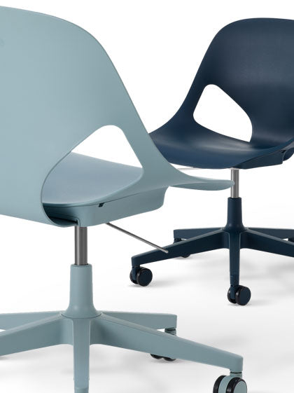 Två Herman Miller Zeph-kontorsstolar, en i ljusblått och en i mörkblått.