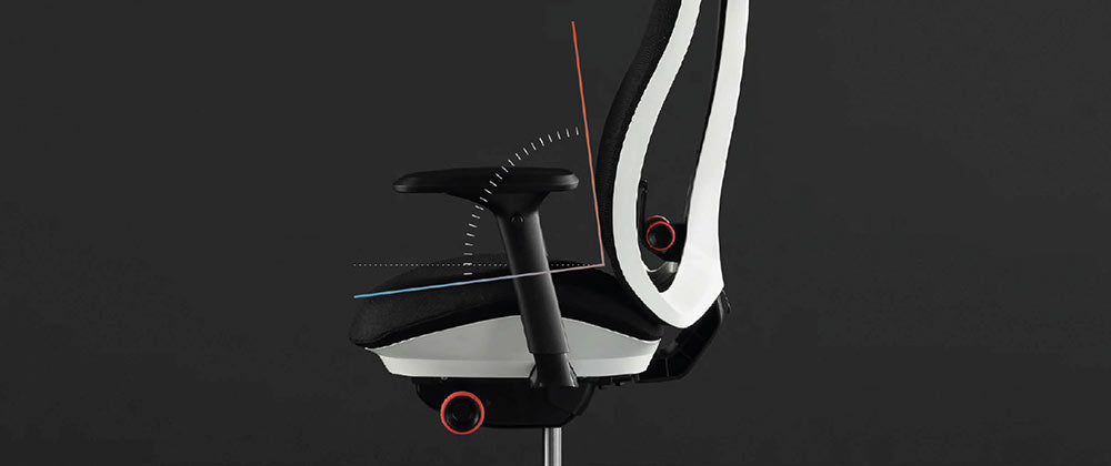 Sidovy av en vit och svart Vantum-spelstol från Herman Miller, överlagrad med vit grafik som markerar sitsens och ryggens vinkel.