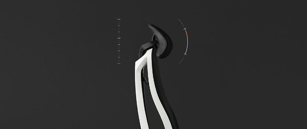 Sidovy av en vit och svart Vantum-spelstol från Herman Miller, överlagrad med vit grafik som framhäver det justerbara nackstödet.