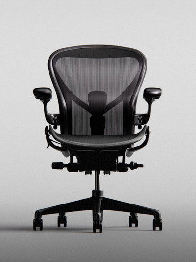 Framifrån sett av Aeron gamingstol i onyx svart