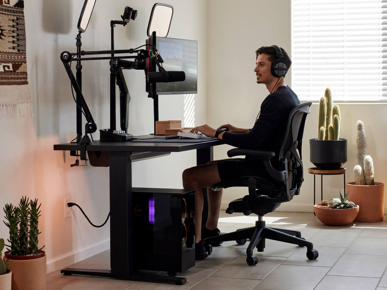 Spelaren Xaryu spelar på sin Herman Miller-utrustning i en Aeron-gamingstol med ett Nevi-gamingbord och Ollin-armar för dubbla skärmar.