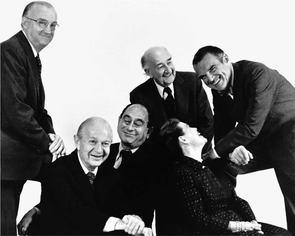 Svartvitt foto av Herman Millers grundare D.J. De Pree med designchefen George Nelson och de designers de anlitade: Robert Propst, Alexander Girard samt Ray och Charles Eames.