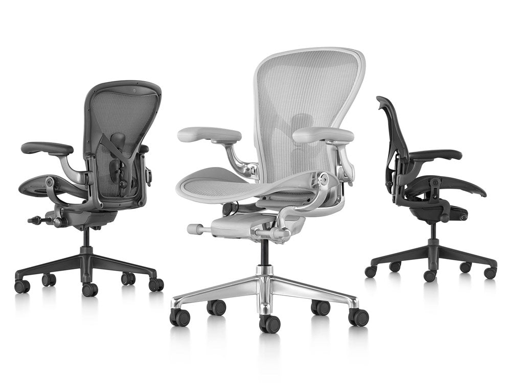 Herman Miller Aeron-serie i grafit, mineralvit och onyx svart, var och en i olika vinklar
