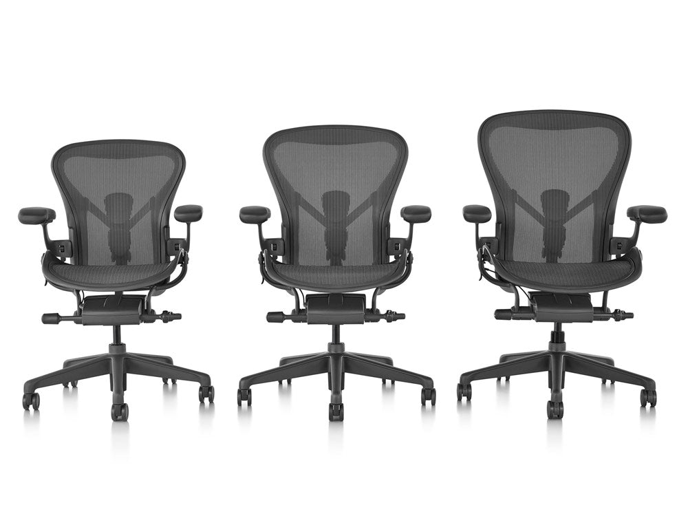 Herman Miller Aeron grafit-serie som visar de tre olika storlekarna A, B och C