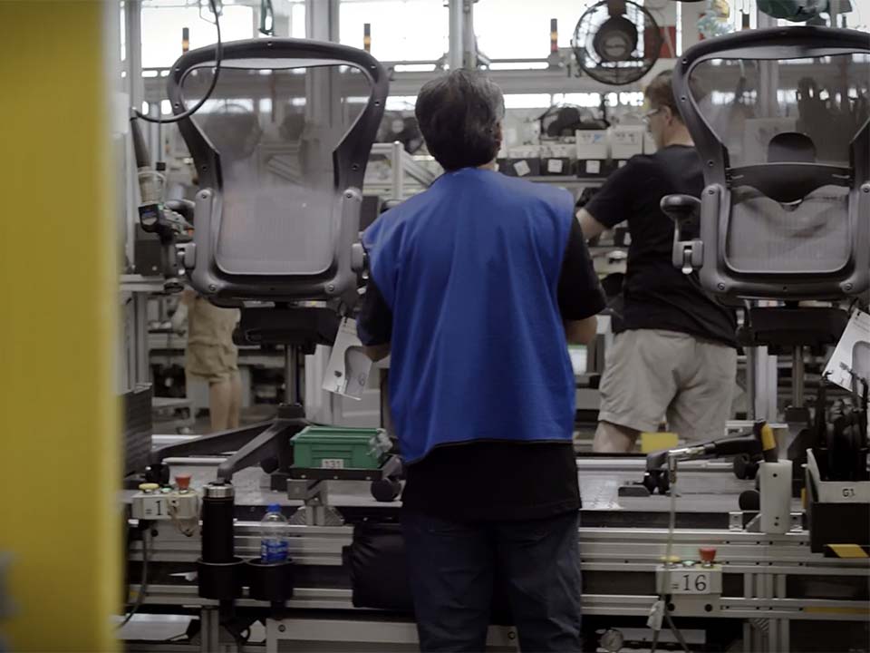 Video av Aerons produktionslinje där den ikoniska Aeron-kontorsstolen monteras