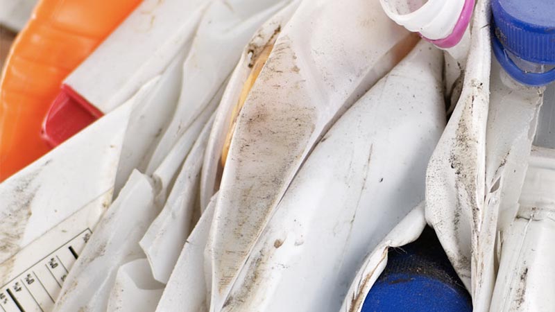 Video som visar utvecklingen av kontorsstolen Aeron till den senaste innovationen, där återvunnen plast från havet används i tillverkningen av stolarna