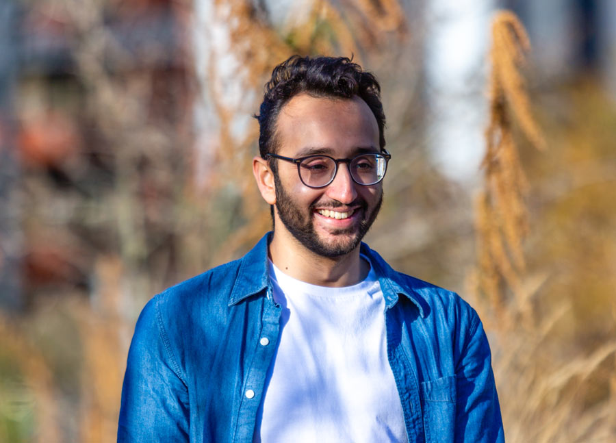 Glad foto av Ali Abdaal utomhus