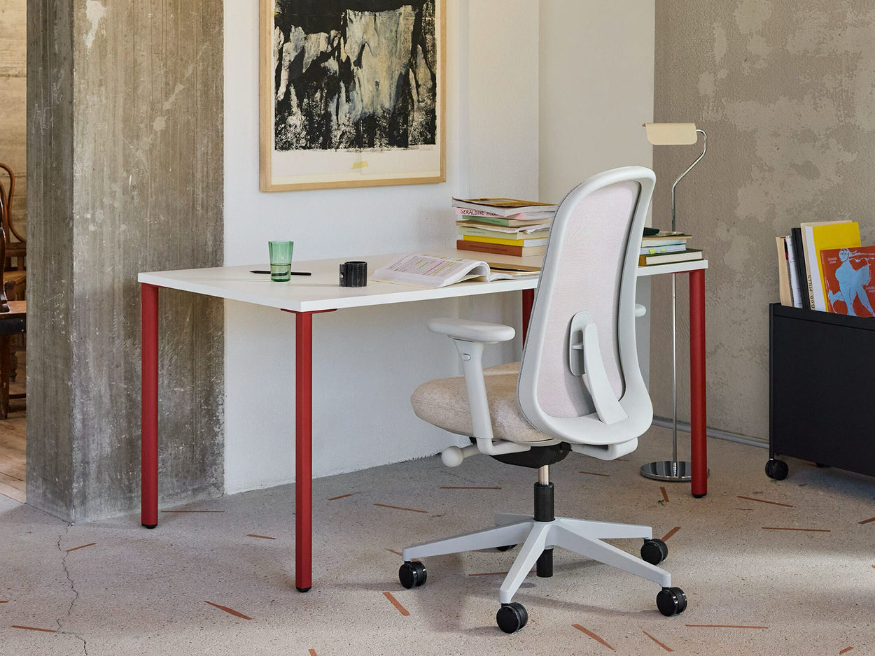 Ett ljust hemmakontor med en ergonomisk stol från Herman Miller Lino och ett skrivbord från OE1.