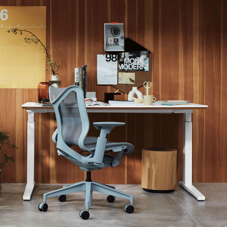 Hemmakontor med Cosm kontorsstol med låg rygg i glaciärgrå framför Nevi sit-stand-skrivbord med vita ben och skiva