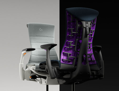 Två Herman Miller Embody Gaming-stolar som står mittemot varandra i färgerna orange-grå Ignite och lila-blå Nova.