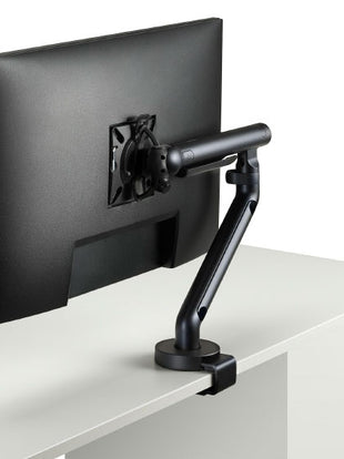 Sidovy av en vit Flo-monitorarm från CBS, som visar det stora rörelseomfånget.