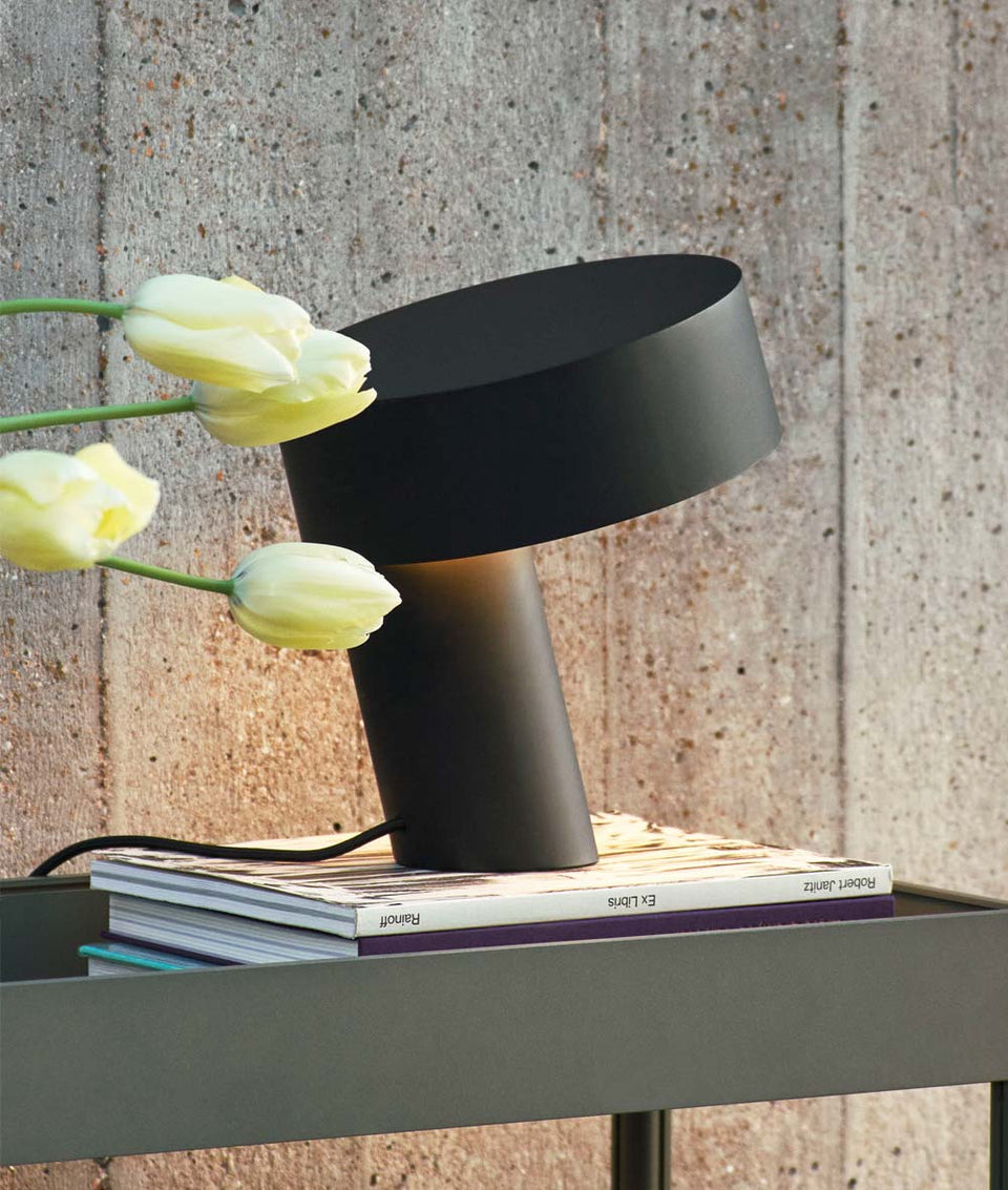 Slant bordslampa