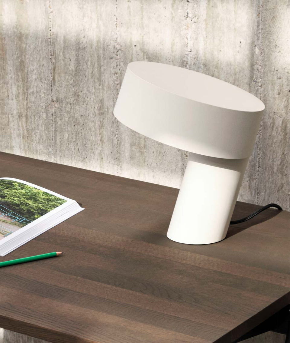 Slant bordslampa