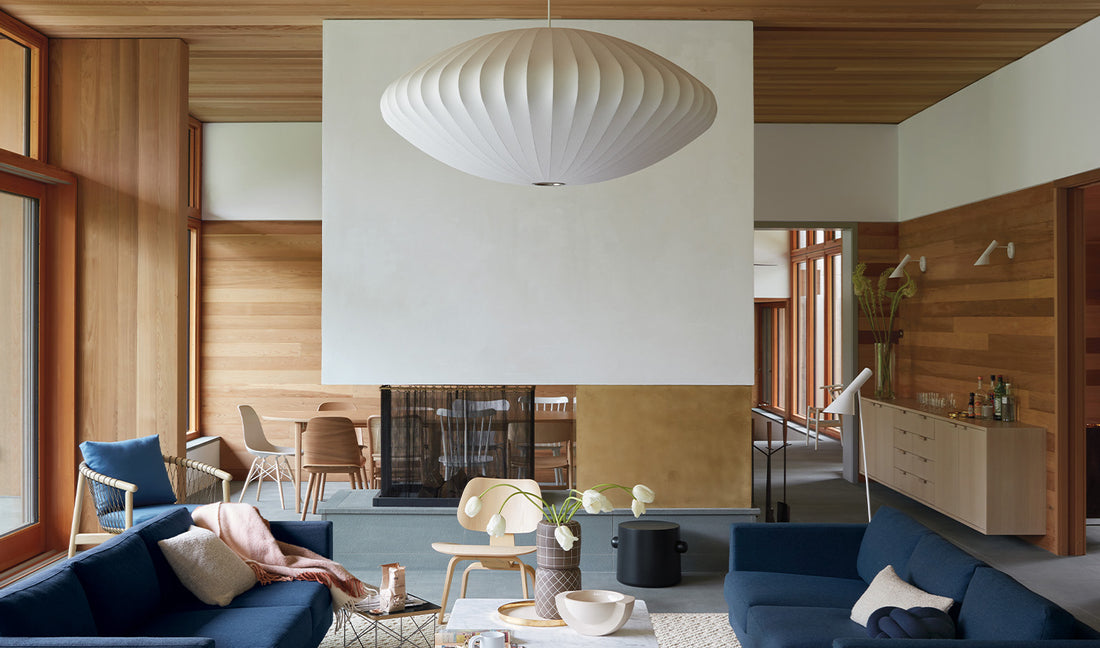 Ett ljust vardagsrum i modern mid-century-stil med en stor George Nelson Bubble Pendant-lampskärm.
