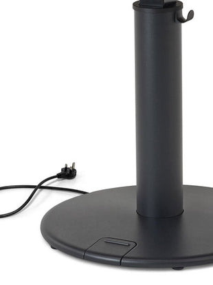 Närbild på ett svart OE1-stående skrivbord från Herman Miller, där strömkabeln syns.