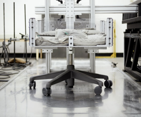 Foto av svängtestet som simulerar att stolen svängs över 60 000 gånger, vilket alla Herman Miller-stolar genomgår.